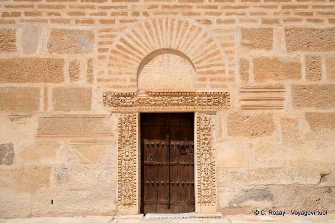 Kleine Tür am Fuße des Minaretts, Sidi Oqba Große Moschee Kairouan - Tunesien