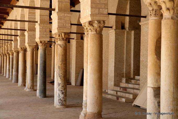 Kolonnaden gekrönt mit verschiedenen Hauptstädten, Djemaa Sidi Uqba, Kairouan - Tunesien