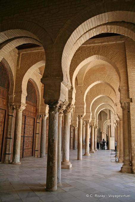 Arches vor dem Gebetsraum, Grosche Moschee Kairouan - Tunesien