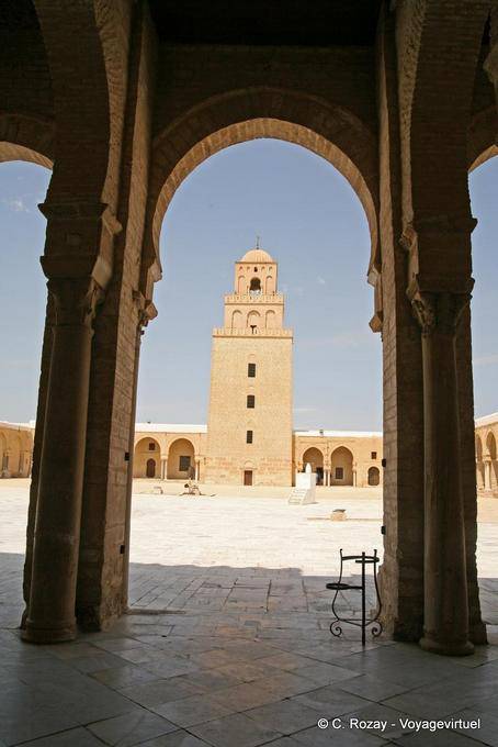 Perspektive auf das Minarett, Moschee Sidi Uqba, Kairouan - Tunesien