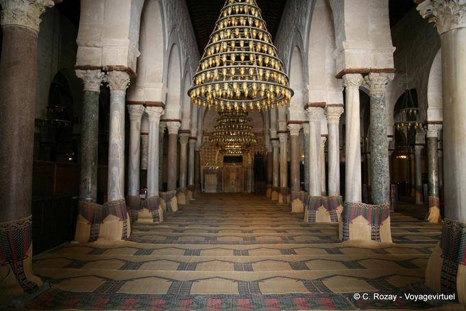 Lüster und Mihrab im Grunde in der Sidi Oqba Moschee Kairouan - Tunesien