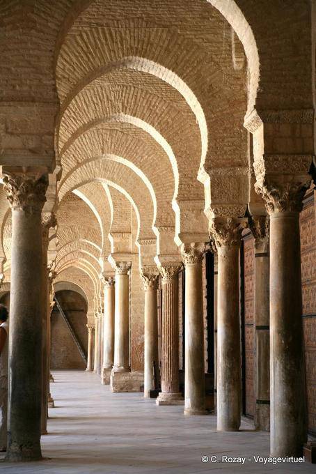 Kairouan, fragt Hufeisenbögen, Jamaa Sidi Oqba - Tunesien