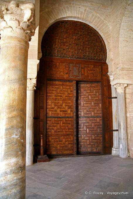 Eine Tür der Moschee Ibn Oqba Nafaa, Kairouan - Tunesien