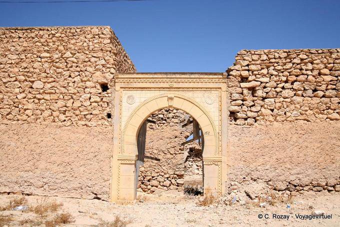 Alte Wand und geschnitzten Portal von Kerkennah El Abassia - Tunesien
