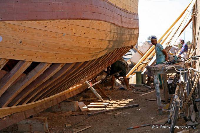 Außenansicht der Konstruktion von einem traditionellen Boot, El Attaya - Tunesien