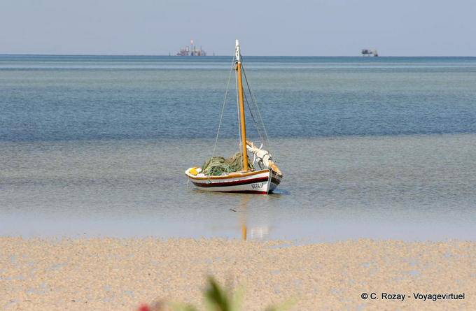 Strand bei Ebbe und Gasproduktion, Kerkennah Islands - Tunesien