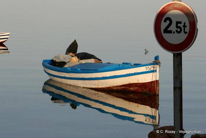 Boot auf Spiegelplatte, Ouled Kacem, Kerkennah - Tunesien