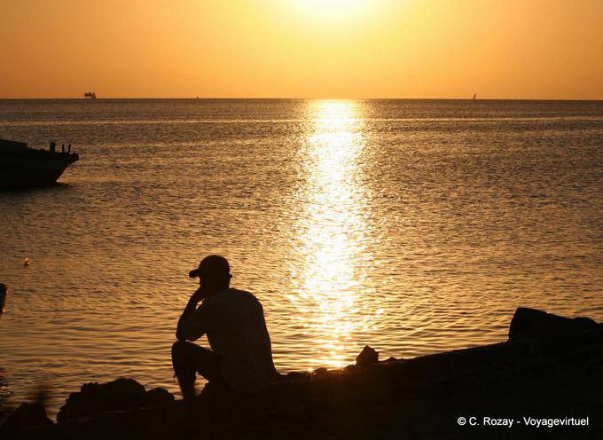 Nachdenklicher Mann bei Sonnenuntergang, Sidi Frej, Kerkennah - Tunesien