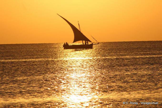 Felucca in der Silhouette, Sidi Frej, Kerkennah - Tunesien