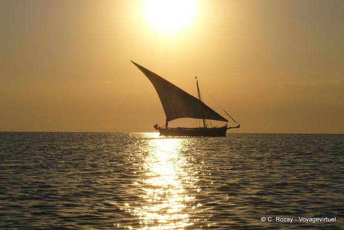 Lateinischen Segel bei Sonnenuntergang, Sidi Frej, Kerkennah - Tunesien