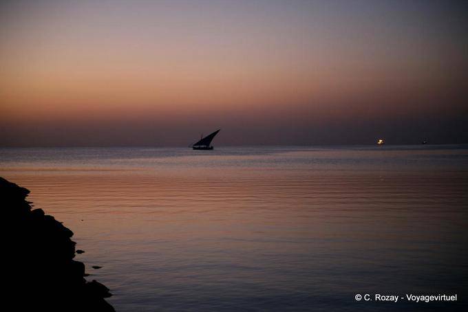 Felucca bei Einbruch der Dunkelheit, Sidi Frej, Kerkennah - Tunesien