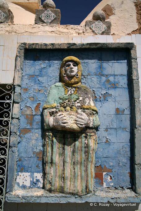Skulptur in der Wand des Künstlers Mouldi Zalila, Kerkennah - Tunesien