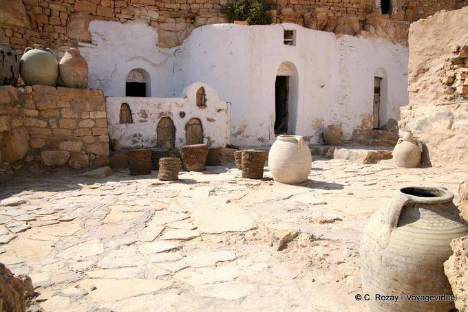 Keramik und Höhle, Ksar Douirat - Tunesien