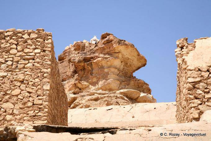 Labilen Gleichgewicht, Ksar Ghoumrassen - Tunesien