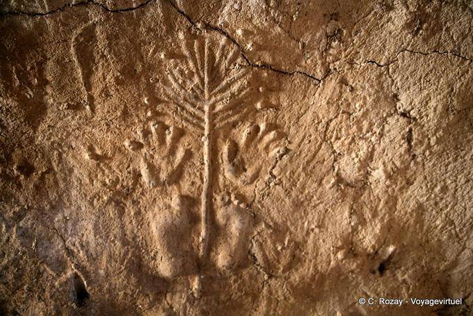 Skulptur an der Wand, Darstellung von zwei Füße und zwei Hände Ksar Jumaa - Tunesien