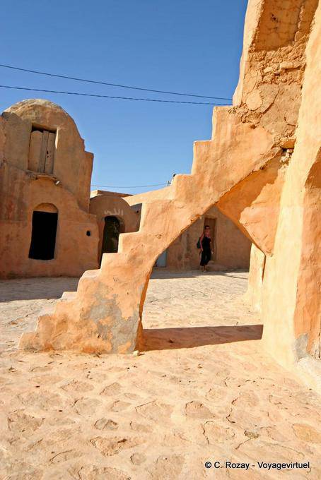 Stufen einer Treppe zwischen dem Gericht und im ersten Stock, Ksar Ouled Soltane - Tunesien