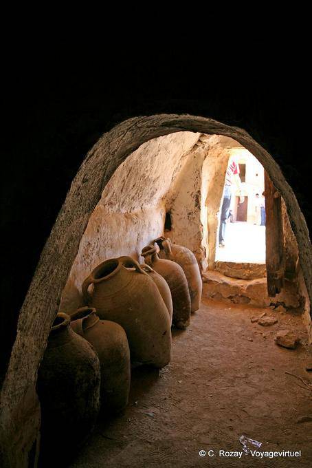 Gläser in einer Zelle, Ksar Ouled Soltane - Tunesien