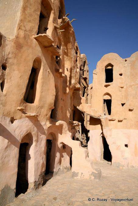 Rudimentäre Zugang zu Ghorfas, Ksar Ouled Soltane - Tunesien