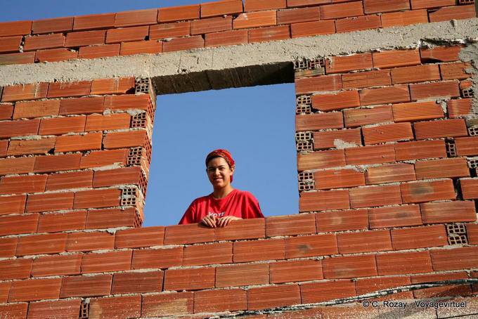 Lächelnde Frau, die seit dem Bau Fenster Mahdia - Tunesien