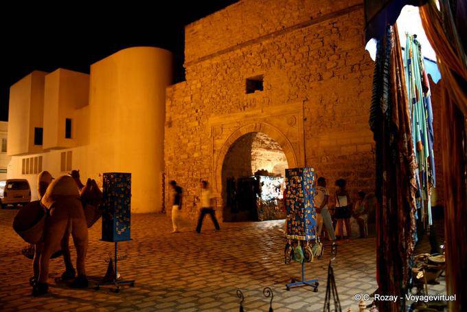 Nocturne in Mahdia, Skifa Kahla oder Bab Zoulia befestigte sech Tür - Tunesien