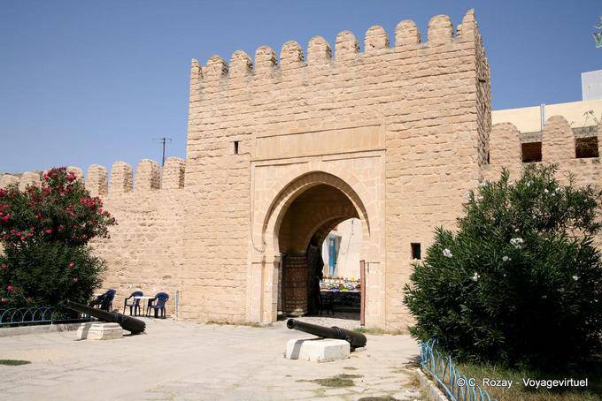 Eine der Vordertüren in der Medina, Monastir - Tunesien