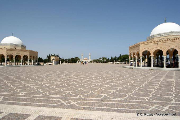 Gesamtansicht der Plaza und das Mausoleum von Bourguiba Monastir - Tunesien