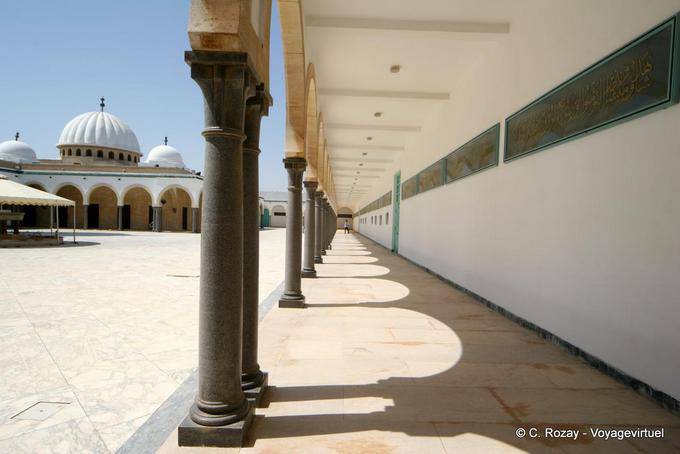 Domes und vorbei unter Torbögen, Bourguiba-Moschee Monastir - Tunesien