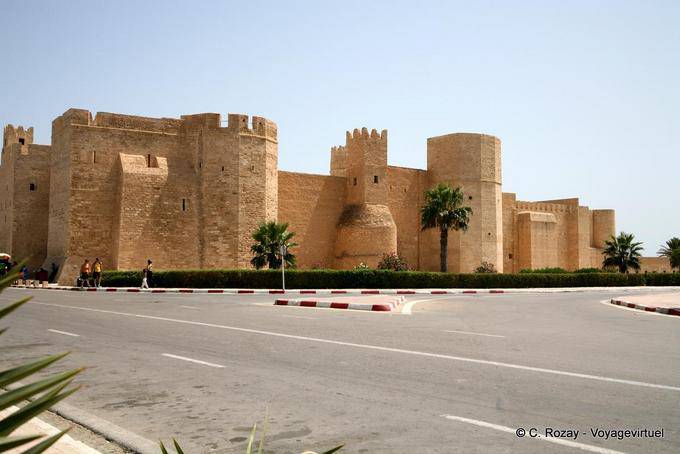 Außenwände und Türme der Ribat, Westseite, Monastir - Tunesien