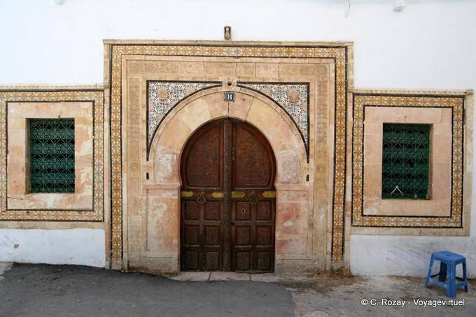 Steingröße und Dekoration der Eingang zu einem Haus in der Medina, Sfax - Tunesien