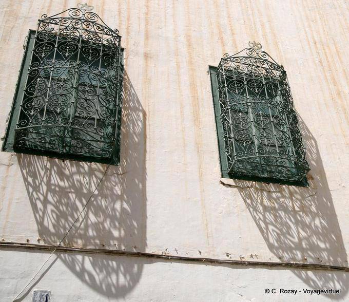Schattenschmiedearbeiten an Fenstern, Sfax - Tunesien
