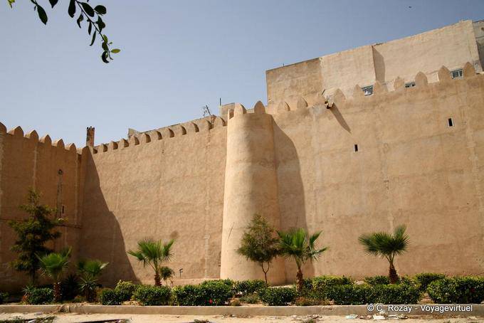 Runden Turm und Blick auf die Außenwand der Medina, Sfax - Tunesien