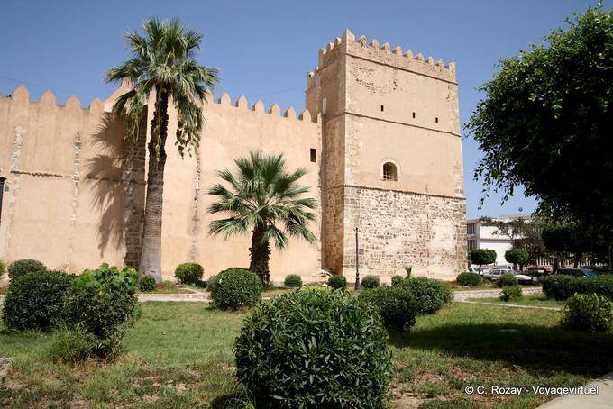 Zinnenturm Wände in Richtung Boulevard der Nationalen Armee, Sfax - Tunesien