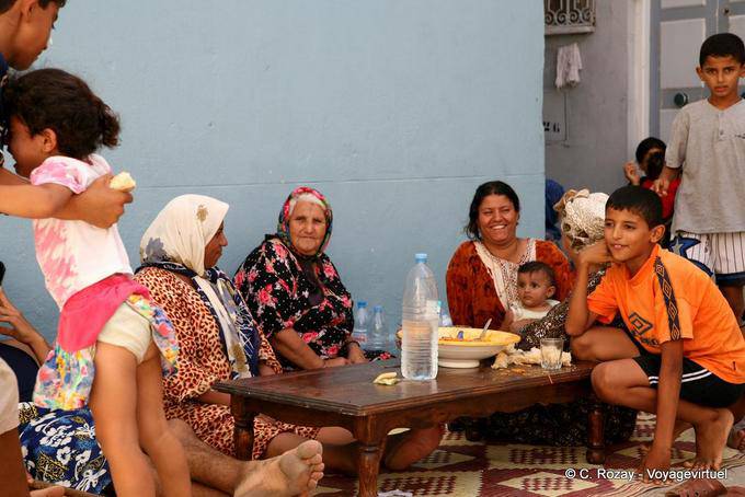 Freundliche Mahlzeit in der Medina, Sfax - Tunesien