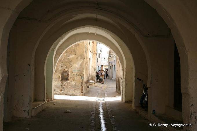 Walkway Bögen in der Medina von Sfax - Tunesien