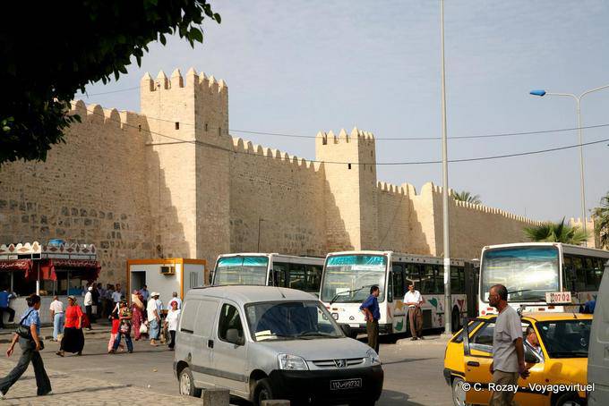 Wände mit quadratischen Türmen und länglich rund um die Medina von Sousse - Tunesien
