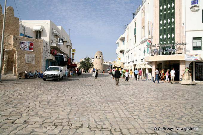 Große gepflasterte Straße in Richtung der Großen Moschee, Sousse - Tunesien
