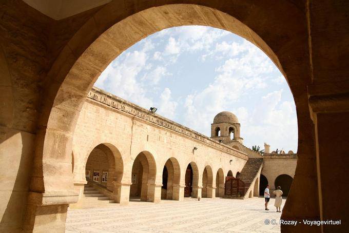 Sousse, Große Moschee, sieht das Gericht von einer Portalbogen - Tunesien