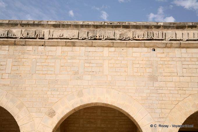 Inschriften in Kufi Kalligraphie in einem Banner über dem Portikus, Grosche Moschee Sousse - Tunesien