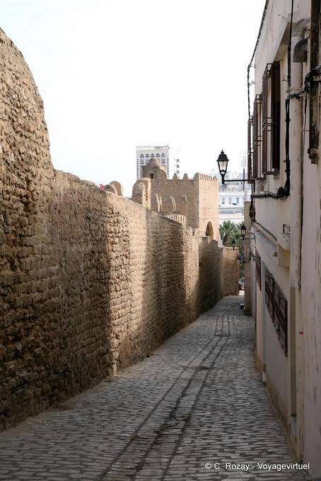 Alley an den Wänden entlang, Sousse Medina - Tunesien