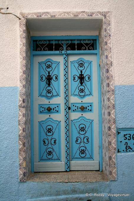 Blau verzierte Tür in der Medina von Sousse - Tunesien