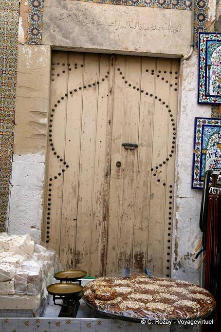 Alte Holztür hinter einem Stall behandelt, Sousse Medina - Tunesien
