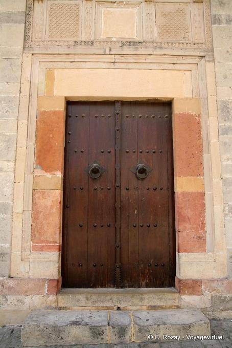 Türrahmen in bunten Steinen, Sousse Medina - Tunesien