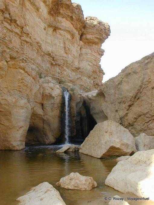 Wasserfall zwischen den Felsen zu Tameghza (تمغزة) - Tunesien