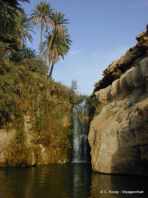 Wasserfall stürzt in den Fluss, Chebika (الشبيكة) - Tunesien