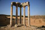 Dougga, Tempel der Juno Caelestis, die Wand des heiligen Bezirk (Temenos) und Spalten, Tunesien.