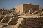 Dougga, eine kleine Moschee auf den Grundmauern des Tempels der Fortuna gebaut, Tunesien.