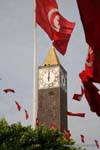 Tunesischen Flagge und Uhr, Tunis, Tunesien.