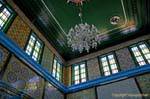 Kronleuchter und Steingut in der jüdischen Synagoge, Tunesien.