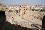 Panorama des Amphitheaters und die Stadt von El Jem, Tunesien.