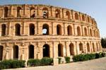 Die Fassade des Kolosseums, rechts, El Jem, Tunesien.